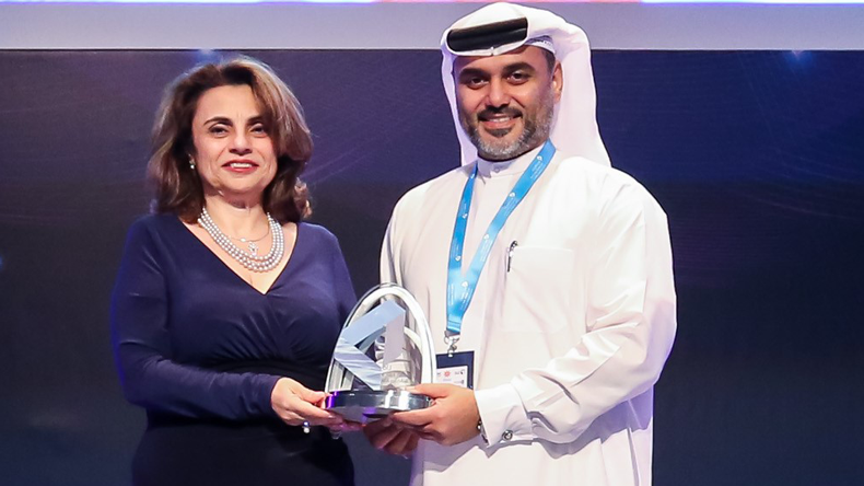 Rita Jansen receives her Lifetime Achievment Award from Capt Mohamed Al Ali, Senior VP, Ship Management, at ADNOC Logistics & Services