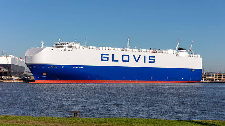  GLOVIS pure car and truck carrier GLOVIS SIGMA in the port of Bremerhaven - Image ID: 2H5GERY    Date taken: 28 October 2021   Credit: Björn Wylezich / Alamy Stock Photo 
