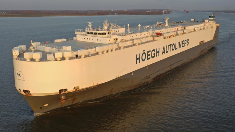 Vehicle carrier Höegh Asia on the River Elbe