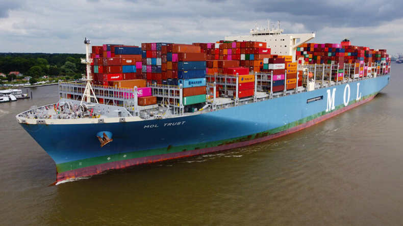 Containership MOL Trust at Hamburg