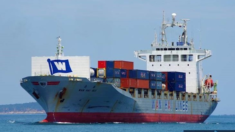 Wan Hai containership at sea 