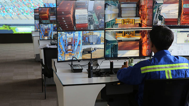 Remote-controlling a crane to unload a containership at Lianyungang port in China