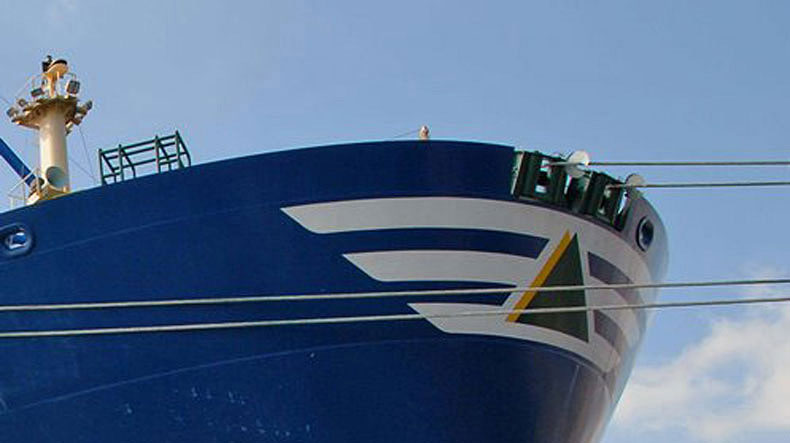 Hyundai Merchant Marine logo on  vessel's prow