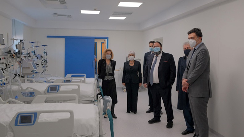 Angeliki Frangou (second from left) and Evangelos Marinakis (fourth from left) attend the unveiling of the new ICU beds, inaugurated by Greece’s health minister 