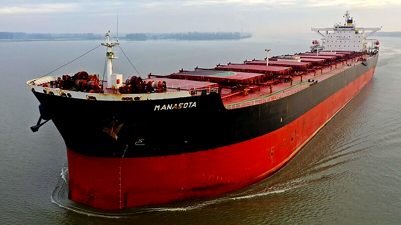 Capesize bulk carrier Manasota at River Elbe