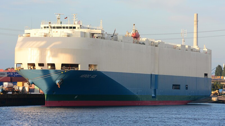 Car and truck carrier Heroic Ace at Hamburg