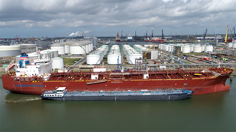 Takaroa Sun conducting barge-to-ship bunkering of methanol fuel in Rotterdam port