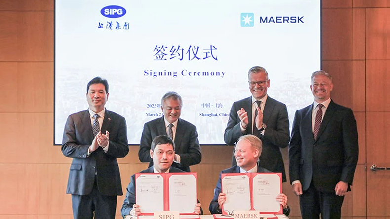 SIPG's president Alex Yan, chairman Gu Jinshan, Maersk's chief executive Vincent Clerc, and Maersk Asia Pacific's president Ditlev Blicher (back row from left to right) witness the signing ceremony.
