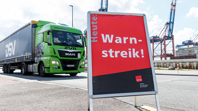 Strike warning notice at entranco to Burchardkai container terminal, Hamburg.