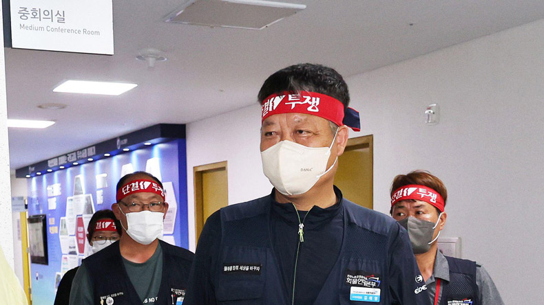 Striking South Korea truckers' representatives going into government talks