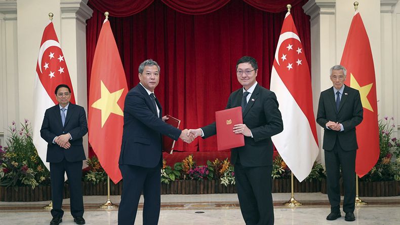 Maritime and Port Authority of Singapore and Vietnam Maritime Administration sign port co-operation presentation