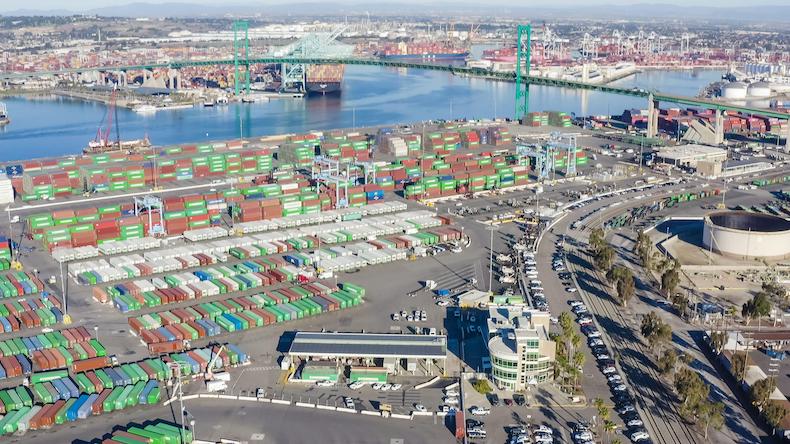 Container shipping operations at hte ports of Long Beach and San Pedro - San Pedro, Los Angeles, California, United States (US)  Image ID: 2F664Y3. Source: Peter Carey / Alamy Stock Photo