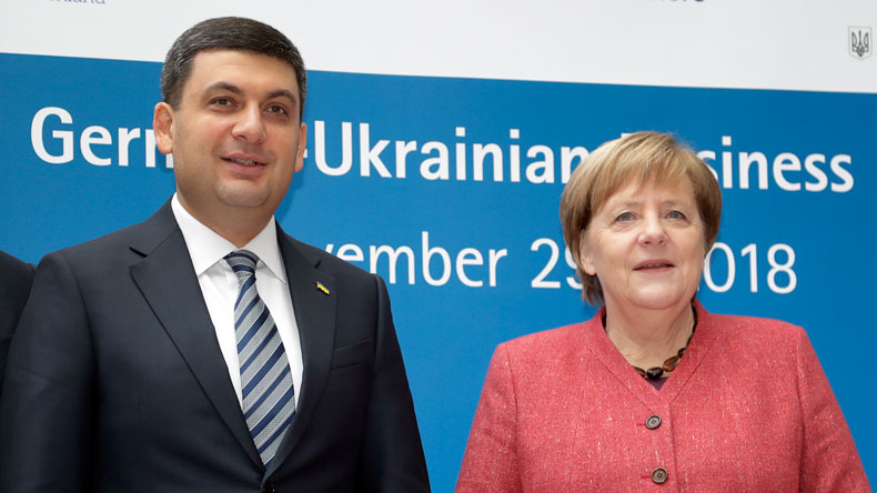 Angela Merkel with Ukraine's Prime Minister Vlodymyr Groysman 291118 AP 