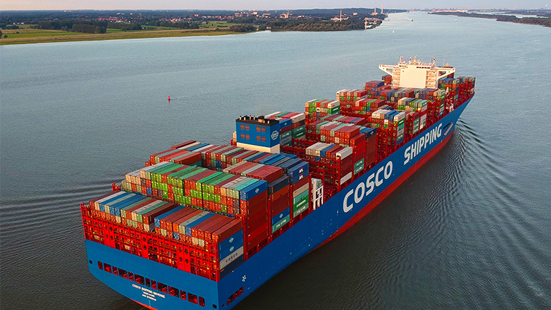 Mega-carrier Cosco Shipping Universe visits Port of Hamburg