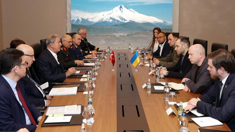 Meeting between Ukrainian and Turkish diplomats discussing the Black Sea Grain Initiative