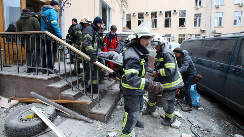 Rescue team removes body of Ukrainian victim of Russian shelling. Picture Abaca Press / Alamy Stock Photo